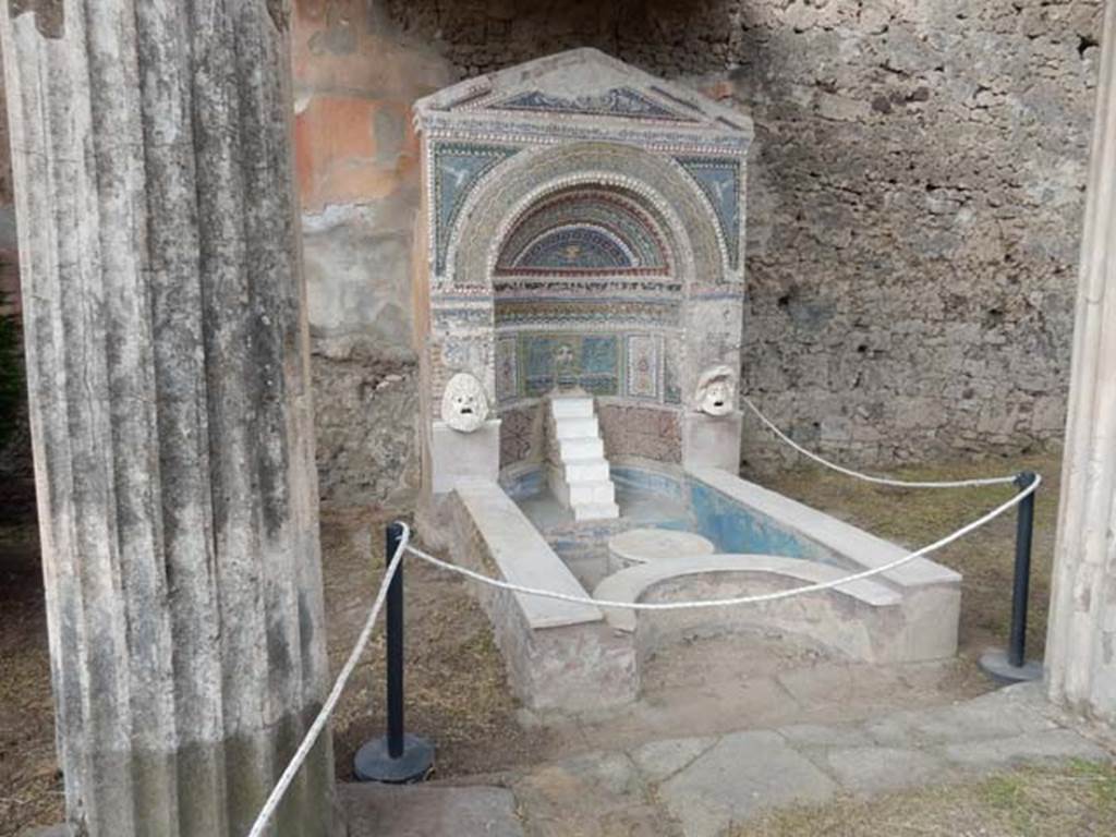 vi-8-22-pompeii-may-2017-room-11-view-of-the-large-fountain-on-west